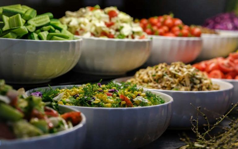 Vielfältige vegane Speisen von Al-Layal Catering in Berlin: frische Salate und bunte Gemüsegerichte für Ihr Event.