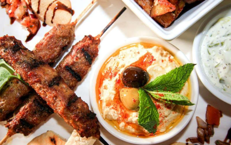 Vielfältige, appetitliche Präsentation von veganen, vegetarischen und Halal-Gerichten für Events in Brieselang.