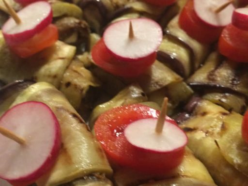Zarte, goldbraun gebratene Auberginenscheiben als orientalisch-vegetarisches Fingerfood angerichtet.