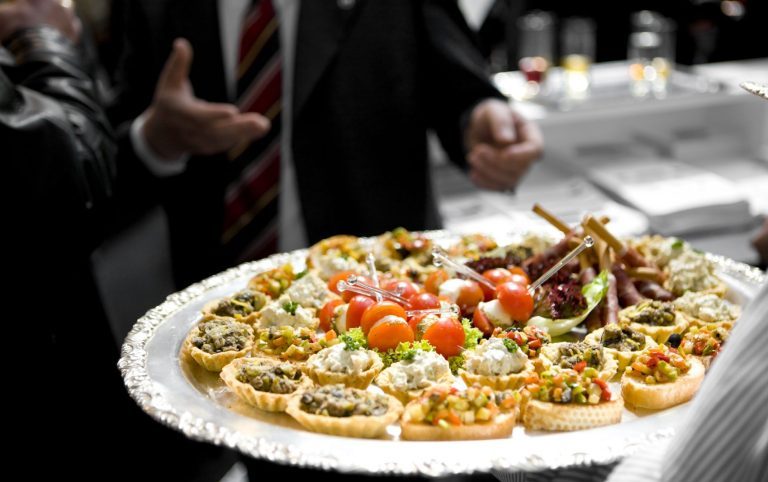 Elegantes Businessbuffet von Al-Layal Catering für Firmenveranstaltungen, mit gehobenen Speisen und professioneller Präsentation.