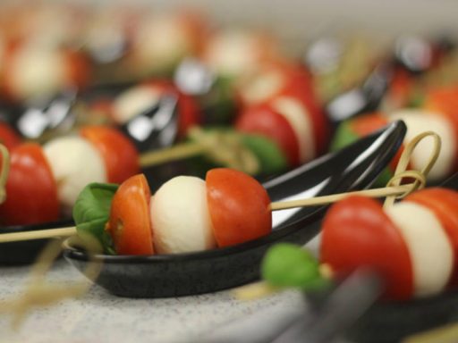 Europäisch-vegetarische Tomaten-Mozzarella-Spieße: frisches Fingerfood für Catering Berlin.