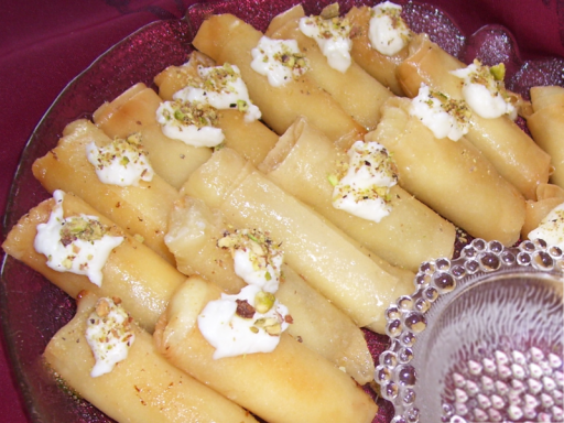 Arabische Desserts-Catering mit frittierten gefüllten Teigröllchen.
