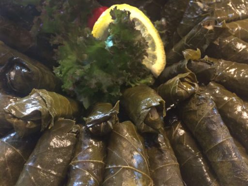 Gerollte Weinblätter mit Reis- oder Gemüsefüllung als veganes Fingerfood.