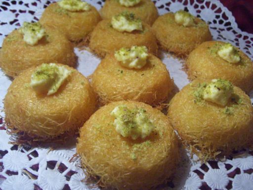 Asmalija Bilaschta, ein cremiges Engelshaardessert mit Achtacreme, typisch arabisch und vegetarisch.