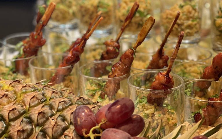 Ein europäisches Buffet mit einer Vielfalt an Vorspeisen und Hauptgerichten in Berlin & Brandenburg.