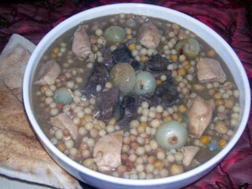 Schale mit Murrabia, Nudelbällchen mit Hühner- und Rindfleisch in einer würzigen Soße.