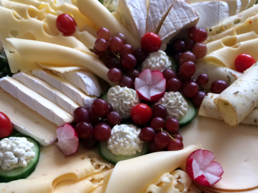 Libanesisches Hochzeitscatering mit Käseplatten.