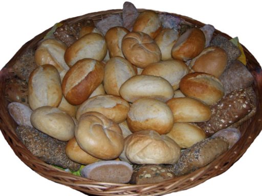 Vielfältiger europäisch-vegetarischer Brotkorb mit frischen Brötchen und Backwaren für Catering Berlin.