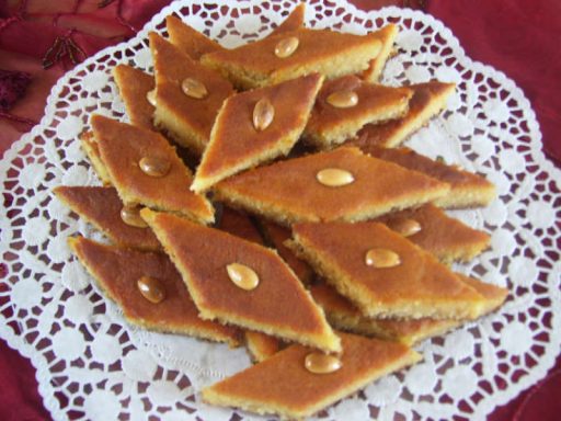 Süßer Namura-Grießkuchen, mit Mandeln garniert und mit Sirup getränkt, ein beliebtes vegetarisches orientalisches Dessert.
