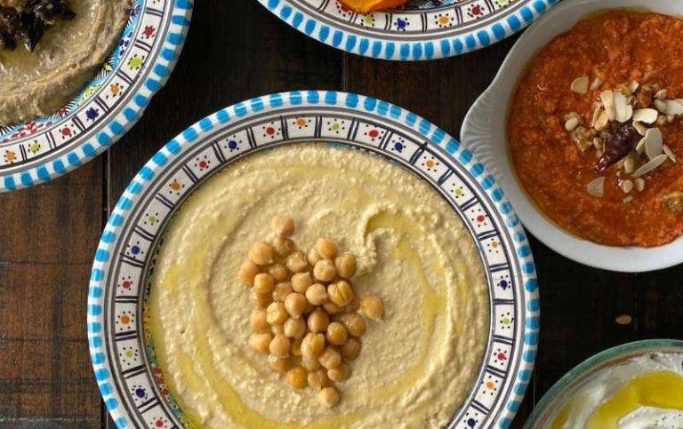 Mezze-Catering von Al-Layal, ansprechend als Buffet und auf einem privaten Tisch in Berlin präsentiert.