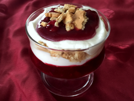 Vegetarisches Catering Berlin mit Rote Grütze und Creme.