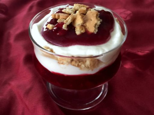 Europäisch-vegetarische Rote Grütze mit Creme für Ihr Catering-Event in Berlin-Brandenburg.