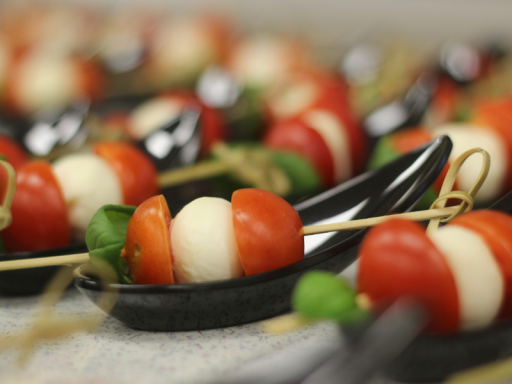 Exklusives Catering Berlin mit europäischen Tomaten-Mozzarella-Spießen.
