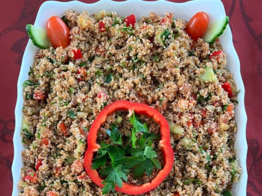 Bunter Bulgursalat mit frischen Kräutern und Gemüse, als vegetarischer orientalischer Salat.