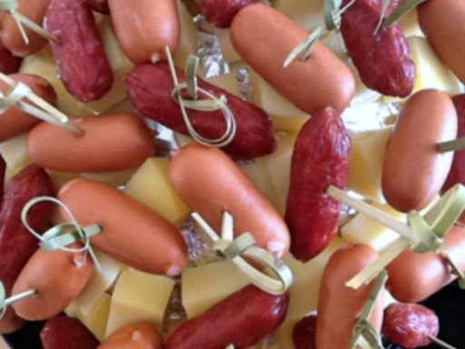 Party-Igel mit bunter Wurst- und Käseauswahl, klassisches europäisches Fingerfood von Al-Layal.