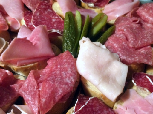 Exklusives Catering Berlin mit europäischen Canapés mit Wurstbelag.