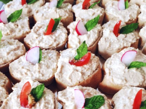 Cremiger veganer Mutabal-Auberginen-Dip, auf gerösteten Baguettescheiben als orientalisches Canapé serviert, ideal für Catering-Events.