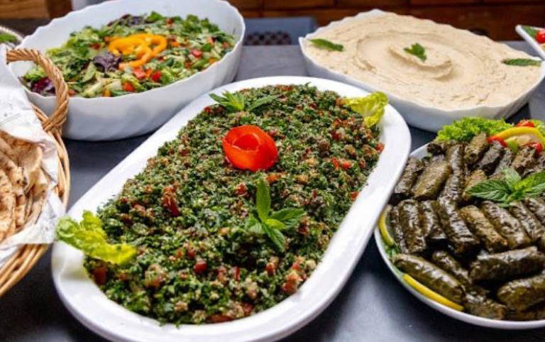 Eine reichhaltige Auswahl an orientalischen und arabischen Gerichten auf einem Buffet in Berlin & Brandenburg.