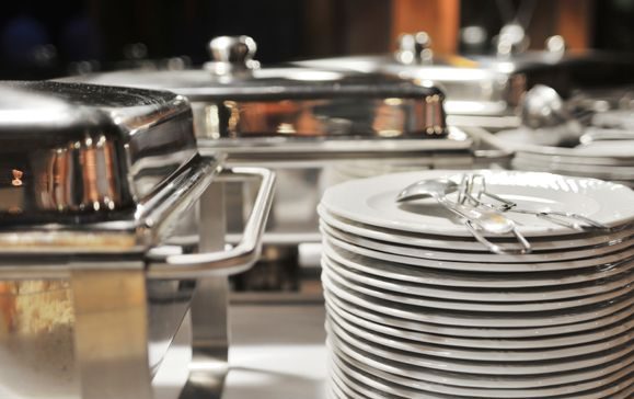 Elegantes Leihgeschirr, Teller und Besteck von Al-Layal Catering für eine stilvolle Tafel.