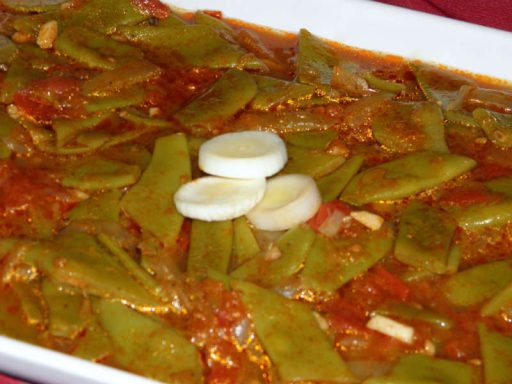 Grüne Bohnen in Tomaten-Olivenöl-Soße, vegetarisches/veganes Gericht.