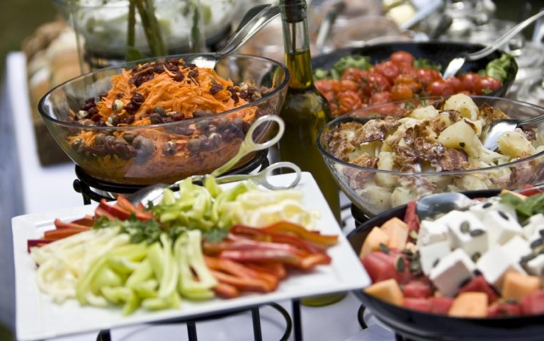 Veganes Catering Berlin mit einem Buffet mit verschiedenen Salaten, Obst und Gemüse.