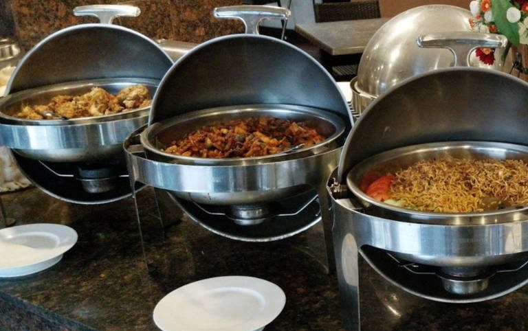 Eine Auswahl an warmen europäischen Speisen auf einem Buffet in Berlin & Brandenburg.