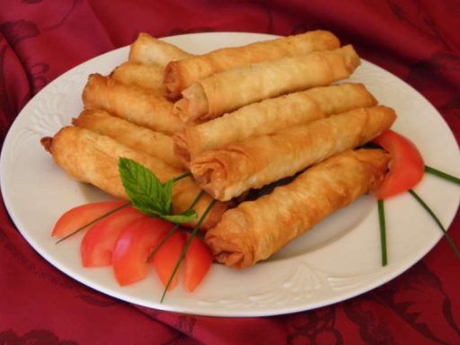 Knusprige Rukaket ma al Jibneh, frittierte Teigröllchen mit Käsefüllung, als vegetarische Hauptspeise.