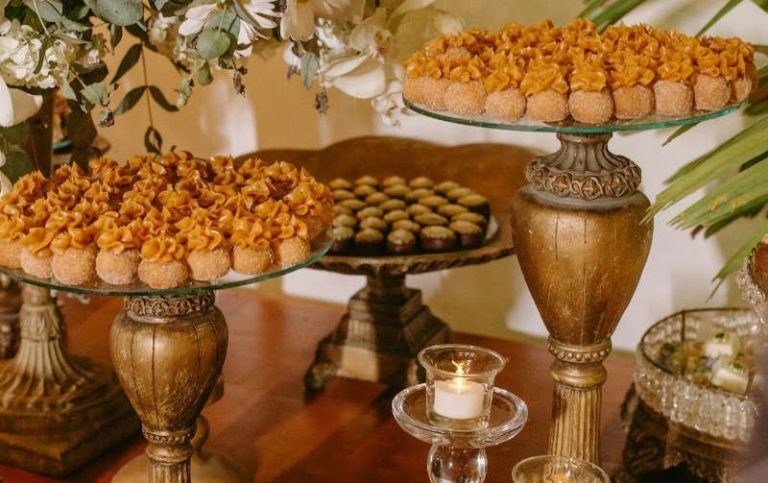 Elegant angerichtete orientalische und libanesische Speisen, wie Mezze & Hauptgerichte, präsentiert für ein Hochzeitscatering von Al-Layal.