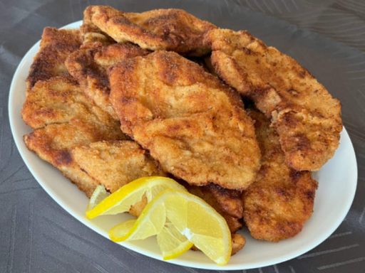 Knuspriges Schweineschnitzel, eine klassische europäische Hauptspeise von Al-Layal.