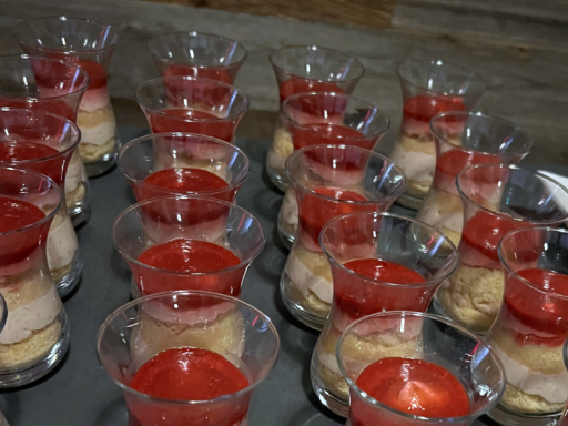 Vegetarisches Catering Berlin mit Erdbeer-Tiramisu.