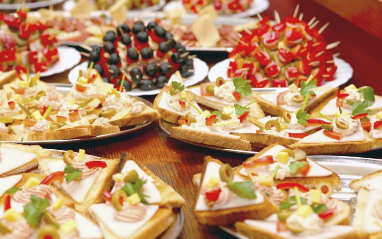 Eventcatering libanesisch mit verschiedenen Platten mit belegten Broten, Salaten und Snacks.