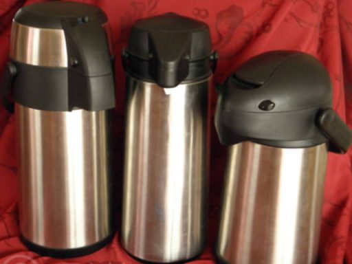 Eine praktische Pumpkanne aus Edelstahl von Al-Layal Catering, ideal zum Warmhalten und Servieren von Kaffee oder Tee.