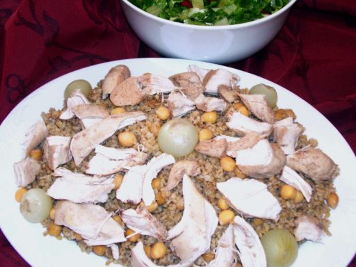 Gekochter Bulgur mit gerösteten Fadennudeln, traditionell angerichtet.