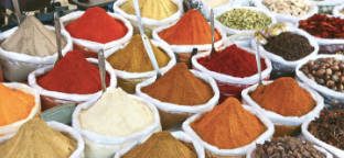 Bunte Gewürze in Säcken auf einem orientalischen Markt.