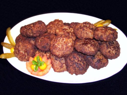 Saftige Bouletten, eine klassische europäische Hauptspeise von Al-Layal.