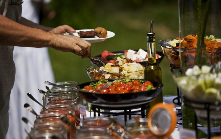 Familienfeiern-Catering mit einem Brunchbuffet: frisches Gemüse, Salate und mehr.