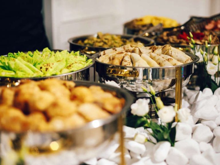 Vielfältiges vegetarisches Buffet von Al-Layal Catering in Berlin mit einer Auswahl an orientalischen und europäischen Spezialitäten.