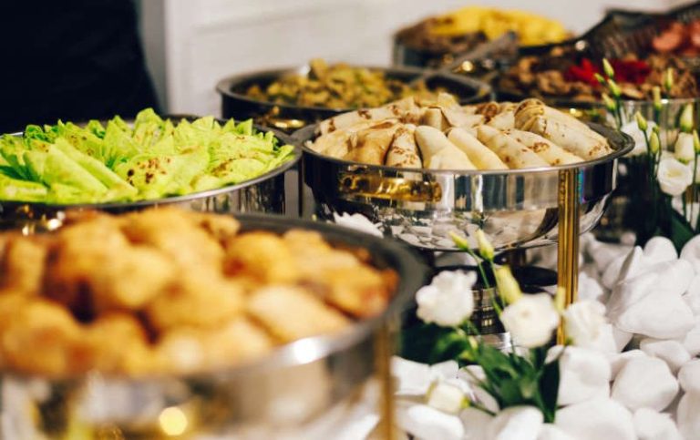 Vielfältiges vegetarisches Buffet von Al-Layal Catering in Berlin mit einer Auswahl an orientalischen und europäischen Spezialitäten.