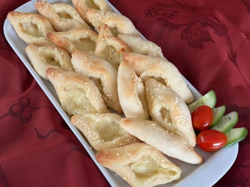 Dreieckige Fatahje-Teigtaschen mit Käsefüllung, traditionell zubereitet.